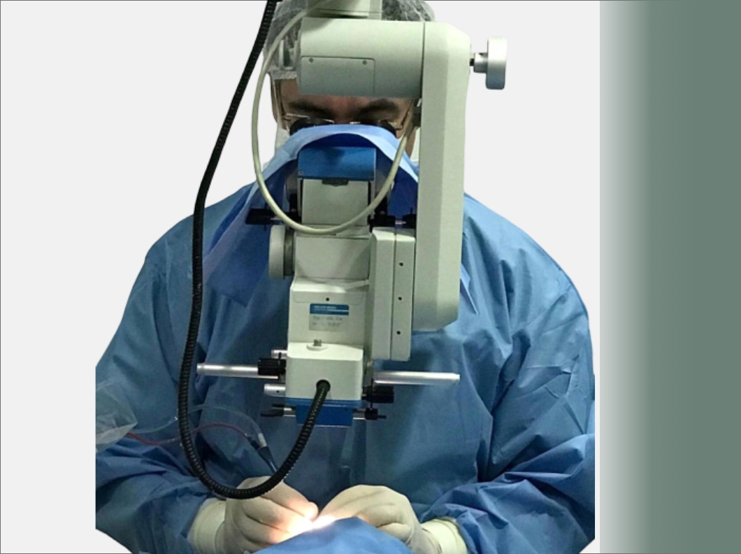 Doutor Humberto Cunha durante cirurgia ocular